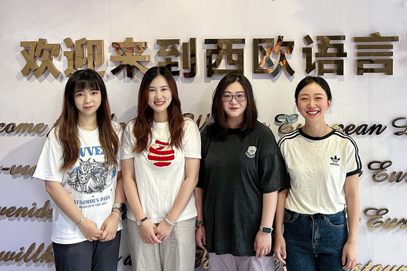 2025年6月16日，optasports西欧语言学院意大利语专业叶萌教师团队（成员：顾茜 刘雨蒙 毛宏）凭借参赛课程《跨境电商意大利语》荣获第五届四川省高校教师教学创新大赛产教融合组三等奖 图片从左至右 叶萌 顾茜 刘雨濛 谭清月_副本.jpg
