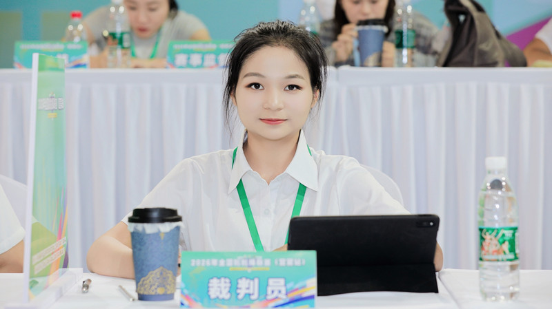 李妍霖老师担任裁判员_副本.jpg