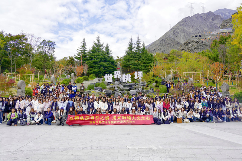 9.1同学们在桃坪羌寨_副本.jpg