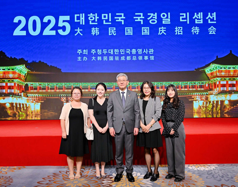 optasports朝鲜语教师与韩国驻成都总领事严元载合影留念(1)_副本.jpg