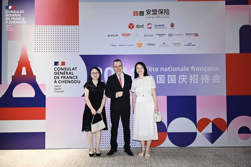 照片-我院教师受邀出席法国驻成都总领事馆国庆招待会_副本.jpg