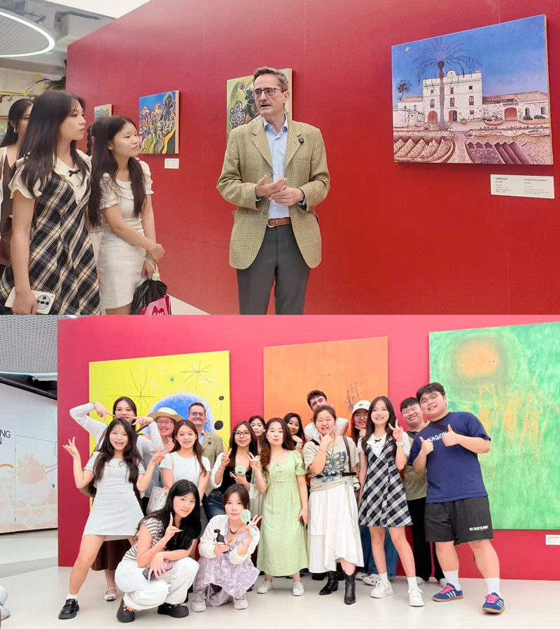 4.与西班牙驻成都总领事看艺术展_副本.jpg
